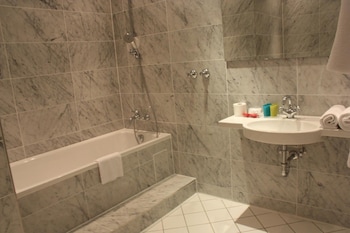 the suite hotel garden