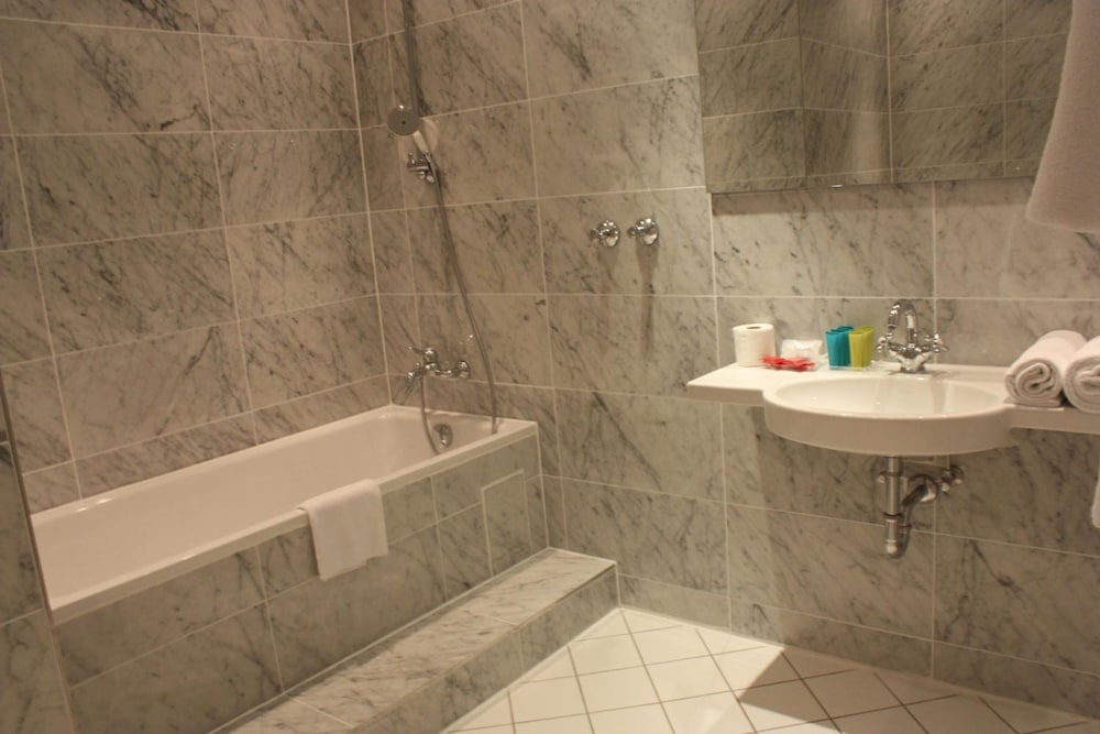 the suite hotel garden