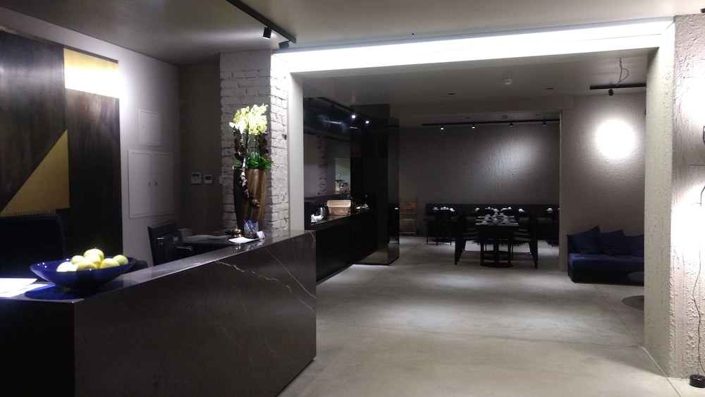 the suite hotel garden