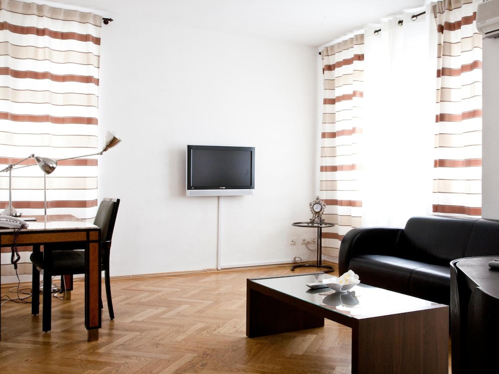 the suite hotel garden