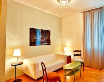 the suite hotel garden