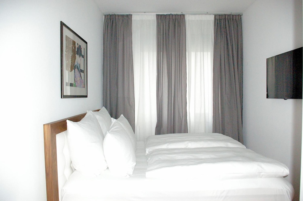 the suite hotel garden