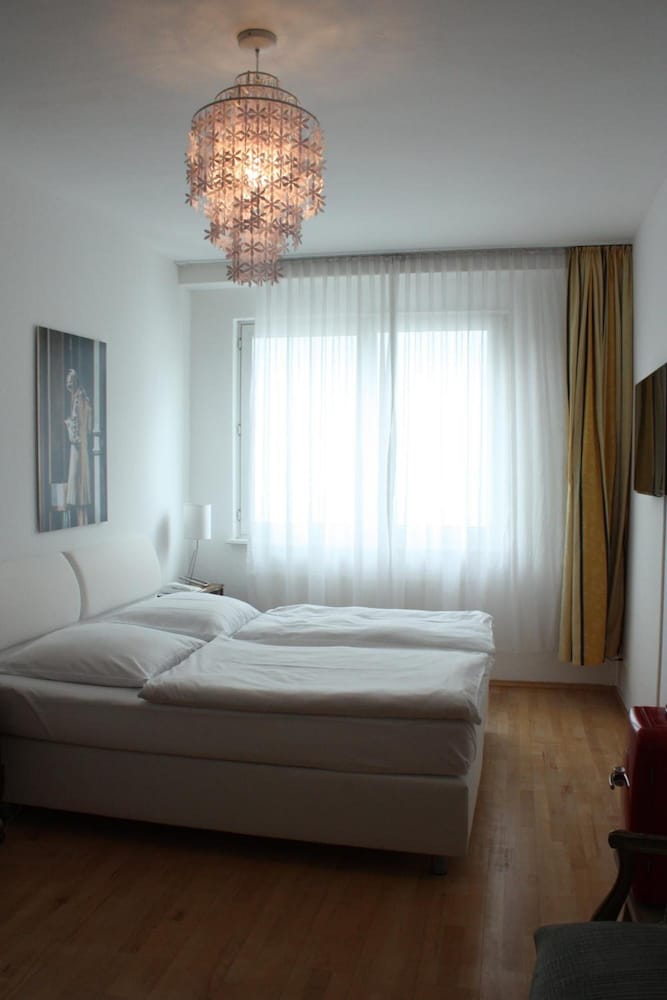 the suite hotel garden