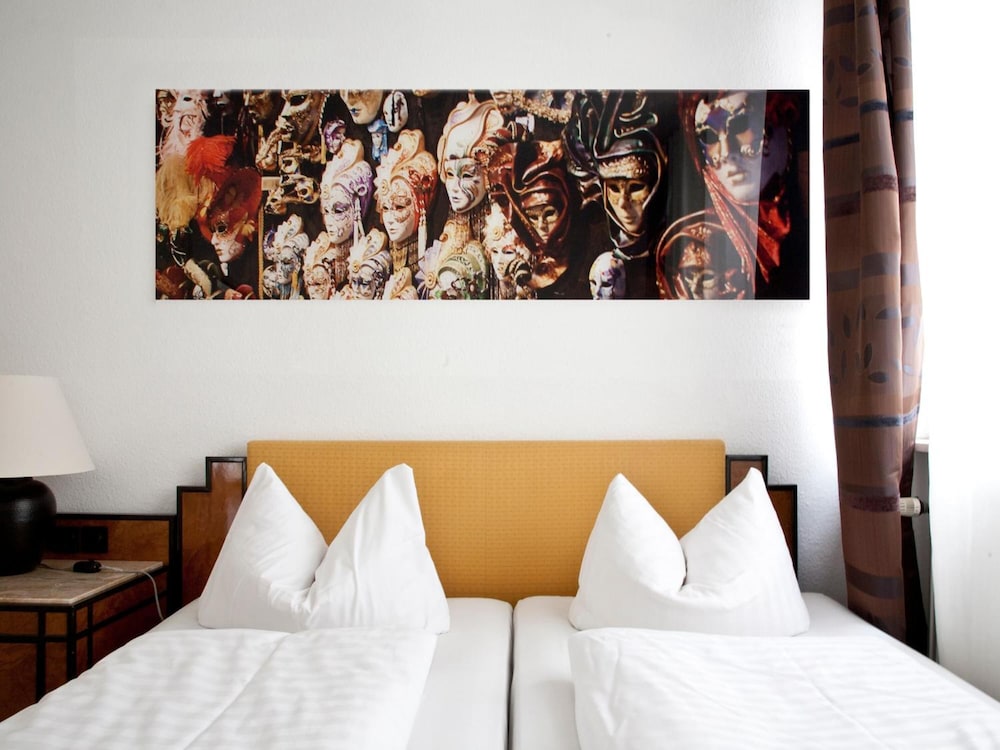 the suite hotel garden