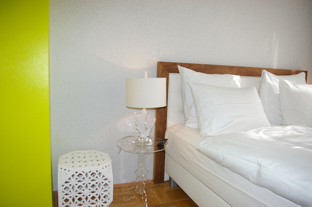 the suite hotel garden