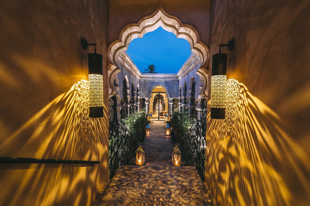 palais namaskar