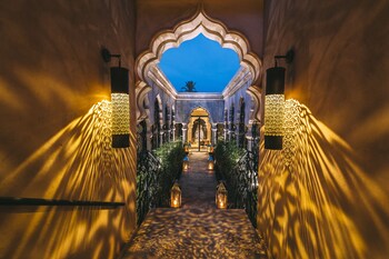 palais namaskar