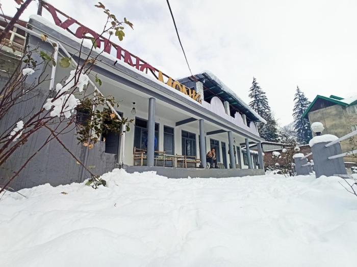 Young Monk Hostel & Cafe Manali