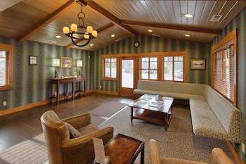 lakeside lodge and suites