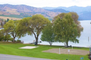 lakeside lodge and suites