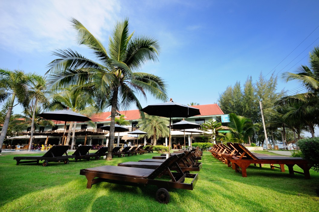 dolphin bay beach resort