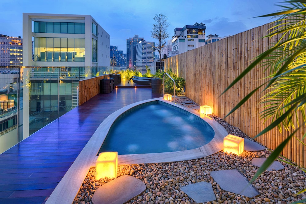 silverland min hotel