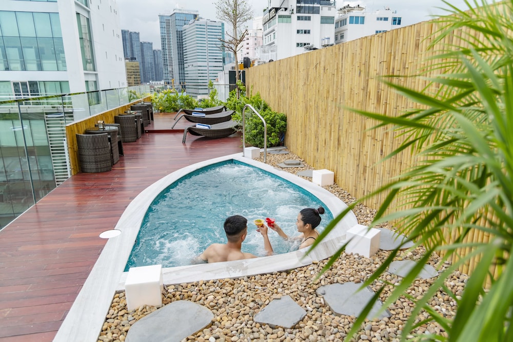 silverland min hotel