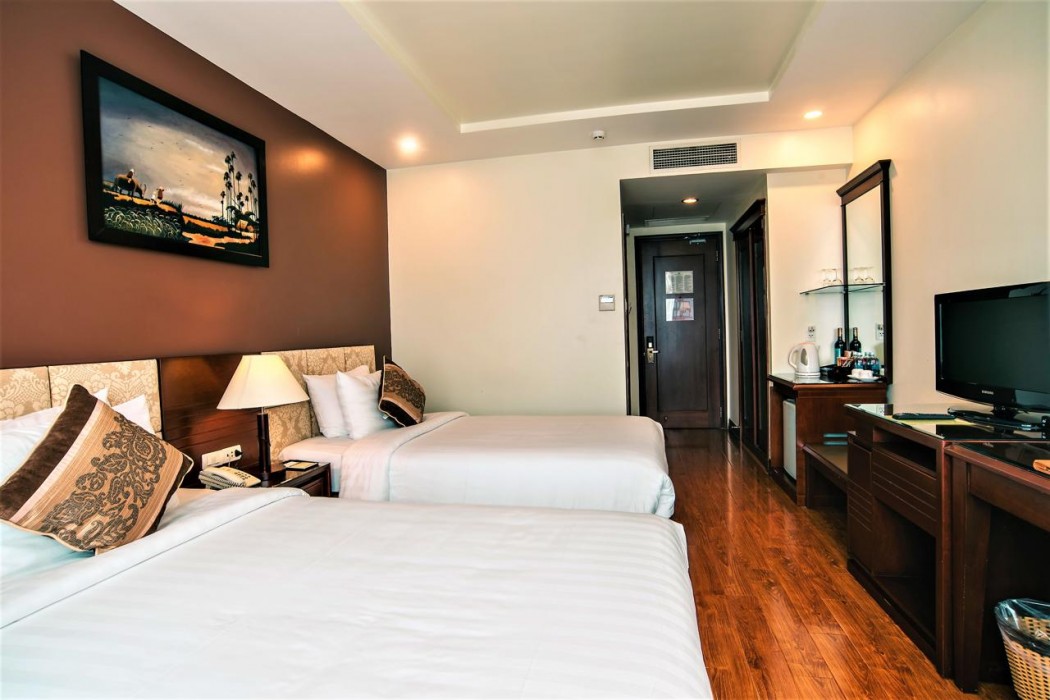 kin hotel thi sach