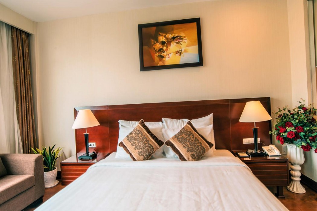 kin hotel thi sach