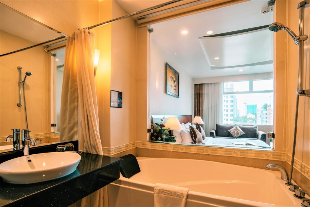 kin hotel thi sach