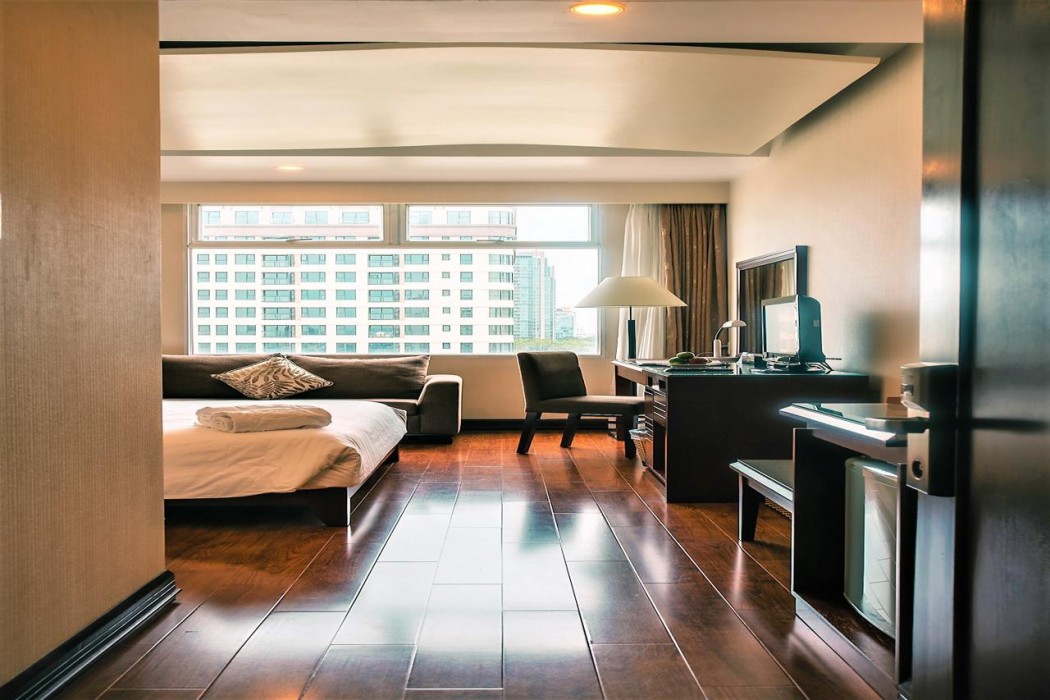 kin hotel thi sach