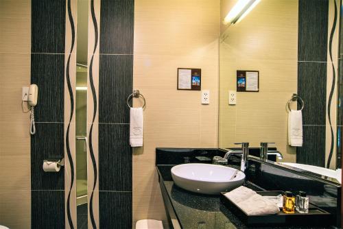 kin hotel thi sach
