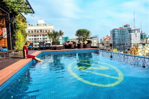 kin hotel thi sach