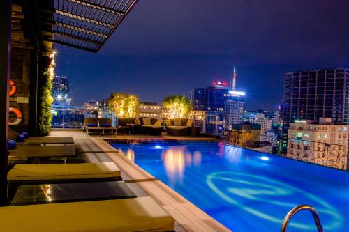 kin hotel thi sach
