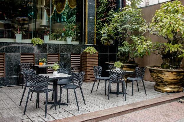 kin hotel thi sach