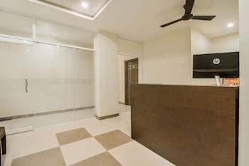 capital o 28216 raajas grand