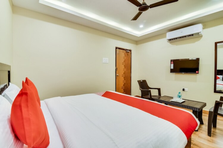 capital o 28216 raajas grand