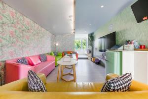 happiness pink bandb