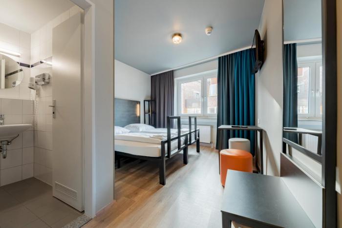 aando koln dom hostel