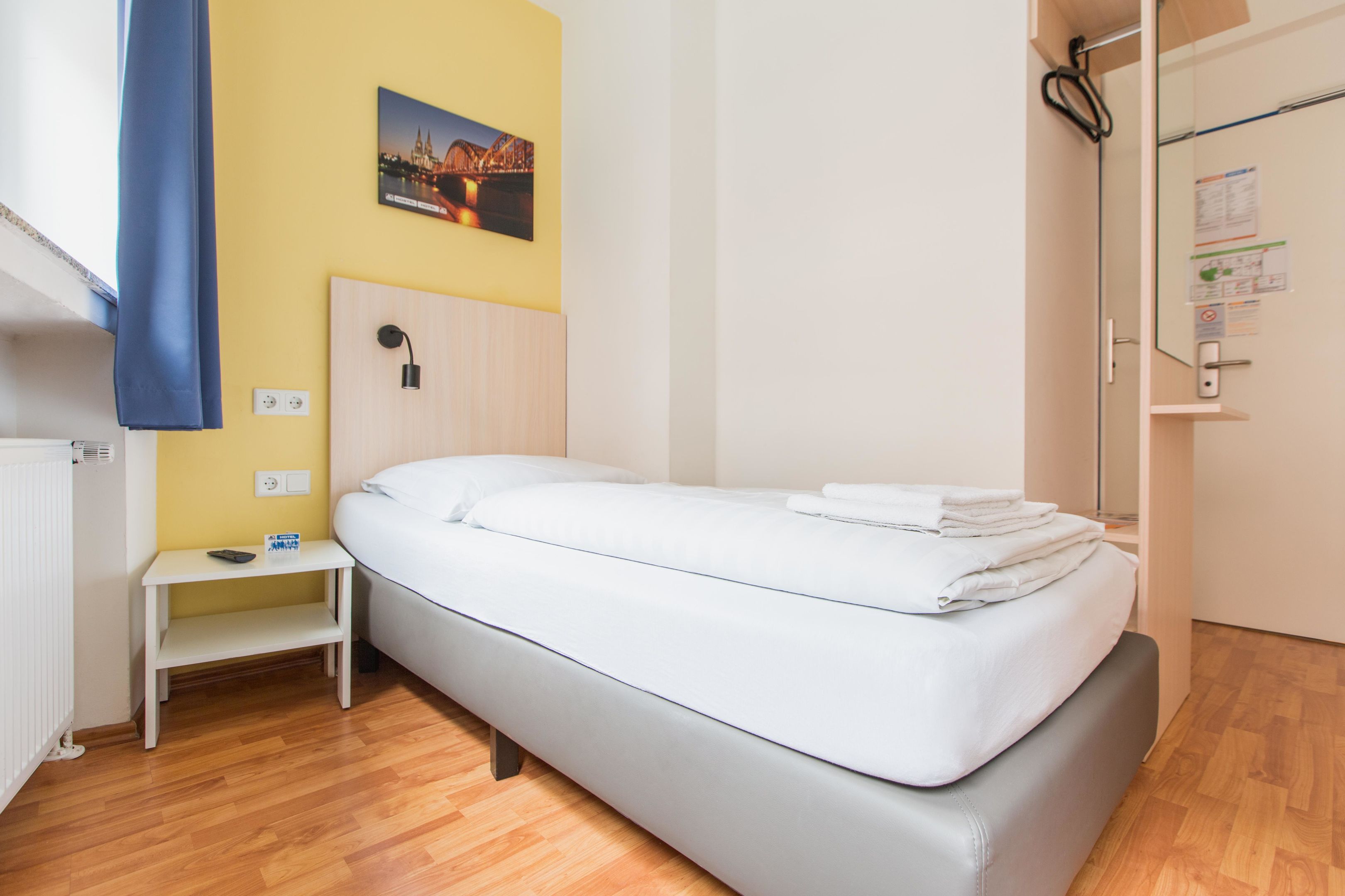 aando koln dom hostel
