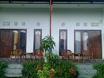 aris homestay and warung made