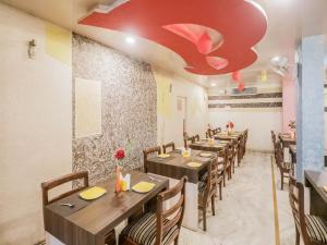 collection o kewal palace hyderabad gate