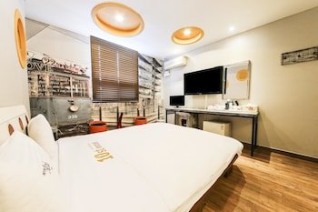 q hotel