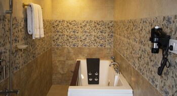 hotel rudra view and spa