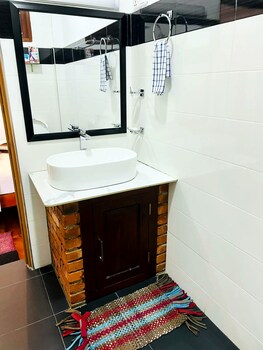 poomaz peace palace ella