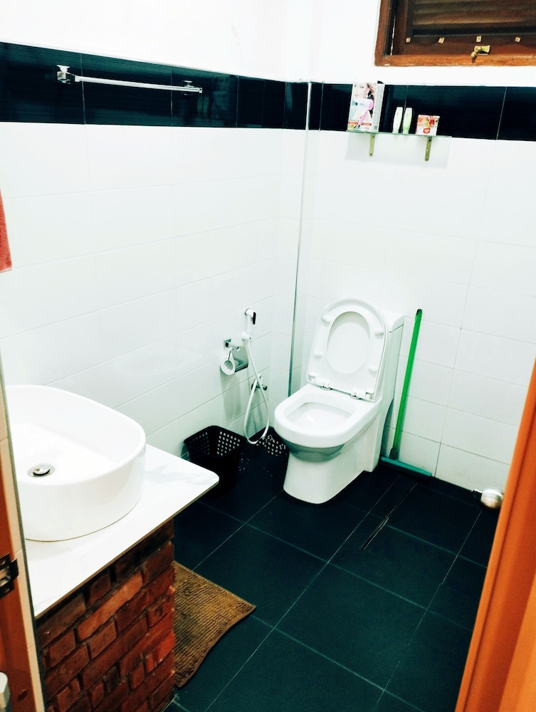 poomaz peace palace ella