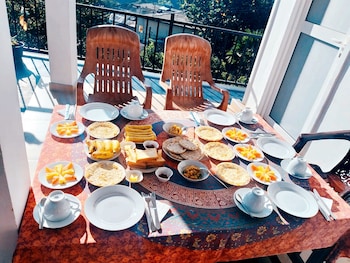 poomaz peace palace ella