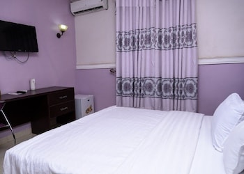 Utopia Hotel,Near Nnamdi Azikiwe Stadium,3.5 star