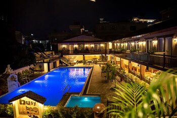 busy bee resort pokhara
