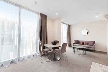 ramada suites victoria street west