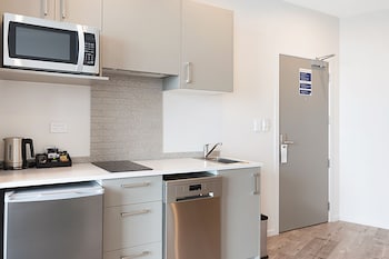 ramada suites victoria street west