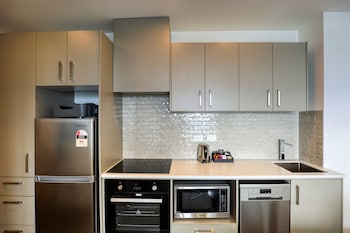 ramada suites victoria street west