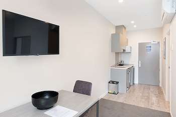 ramada suites victoria street west