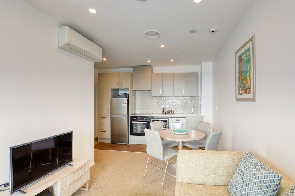 ramada suites victoria street west