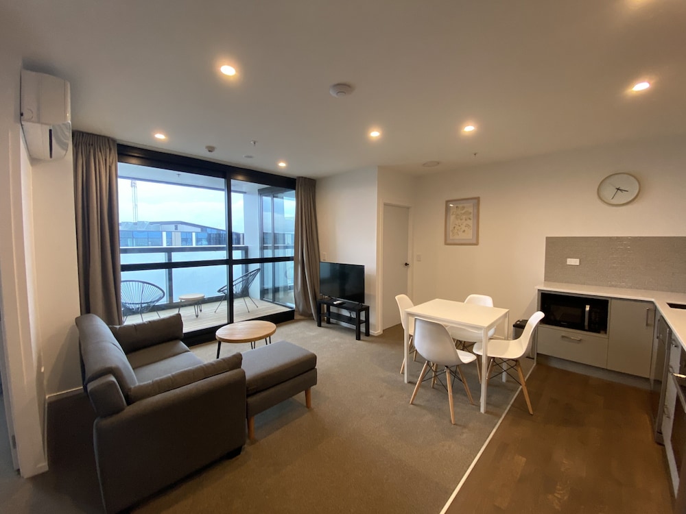 ramada suites victoria street west