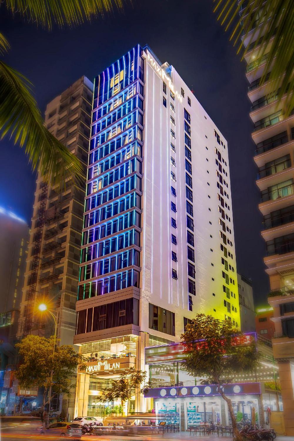 maximilan danang beach hotel