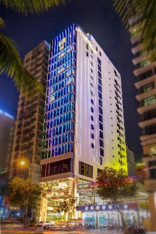 maximilan danang beach hotel