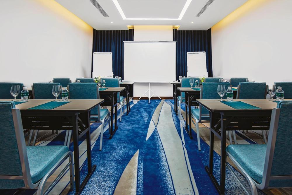 maximilan danang beach hotel