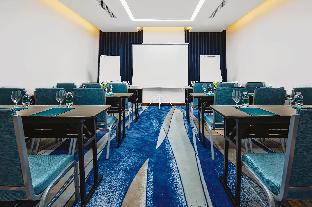 maximilan danang beach hotel