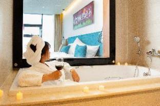 maximilan danang beach hotel